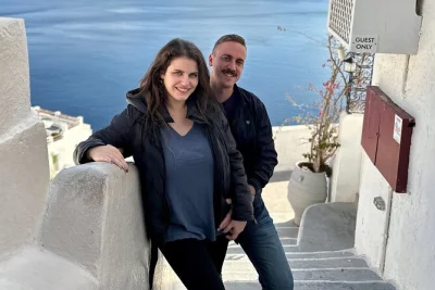 Scopri santorini con un tour privato personalizzato, autista locale, orari flessibili e pickup da hotel o porto. visita oia, pyrgos, red beach e cantine tipiche.