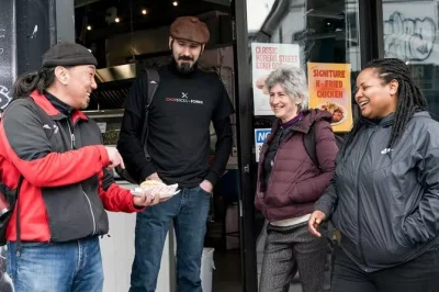 Descubre toronto con un tour gastronómico por kensington market: prueba platos de más de 6 países, evita las filas y escucha historias de guías locales. opciones vegetarianas.