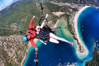 Siente la emoción de volar en parapente sobre oludeniz desde la cima de babadag, sobrevuela el valle de las mariposas y relájate con traslados, equipo y pilotos locales incluidos.