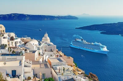 Scendi dalla tua nave a santorini e vivi un’escursione con trasferimenti in barca, le cupole blu di oia, la spiaggia nera e un piccolo gruppo. include pick-up al porto e ritorno puntuale.