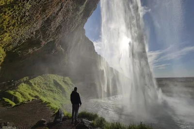 Explore a costa sul da islândia com passeio até skógafoss, caminhada no glaciar sólheimajökull e a incrível praia de areia preta de reynisfjara, com guia local e transporte incluso.