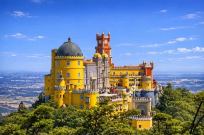 Parti da lisbona per scoprire i palazzi di sintra, passeggiare nei giardini di regaleira, assaggiare dolci tipici e respirare l’aria dell’atlantico a cascais. include biglietti e guida.