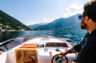 Scivola tra ville storiche, sorseggia prosecco e tuffati nel lago di como con un giro in motoscafo privato guidato da skipper locali. durata flessibile, racconti e bevande incluse.