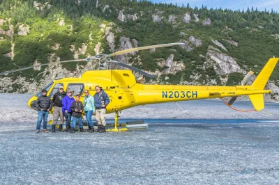 Vuela sobre los glaciares de juneau, aterriza en el glaciar herbert para una caminata guiada y prueba agua pura del hielo. incluye traslado y guía piloto experto.