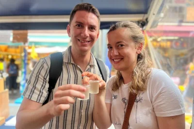 Scopri il mercato del pesce tsukiji a tokyo con una guida locale, assaggia sushi, street food, esplora il mercato jogai e il tempio tsukiji hongwanji, con ingressi inclusi.