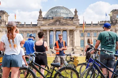 Siente el pulso de berlín en un tour en bici en grupo pequeño—pasa por el muro de berlín, la puerta de brandeburgo y la isla de los museos con un guía local. casco y bici incluidos.