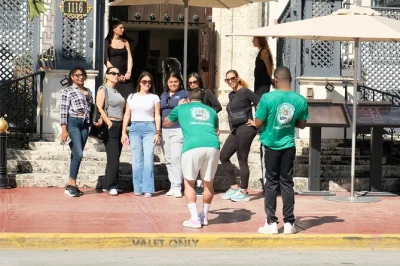 Découvrez le vrai miami en petit groupe : les villas de star island, une balade à south beach, l’art de wynwood, un café cubain à little havana. photos et guide local inclus.