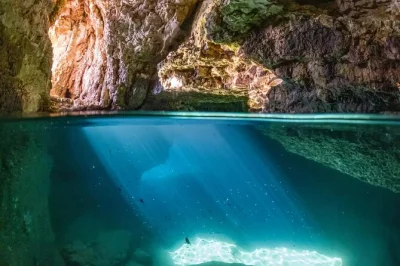 Partez de medulin pour une balade en bateau tranquille, nagez dans les grottes de kamenjak, admirez le phare de porer et savourez un déjeuner à bord avec boissons et guide local.