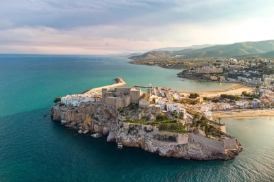 Explore o centro histórico murado de peñíscola, visite locações de game of thrones, conheça o castelo do papa luna e aproveite a gastronomia local com guia licenciado e transporte incluso.