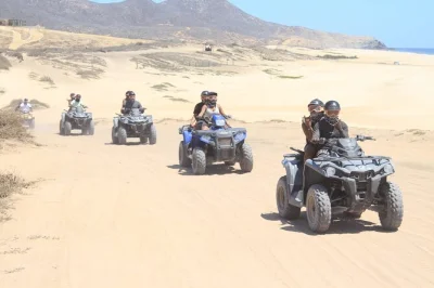 Vivi l’avventura in atv a los cabos, dal deserto alle spiagge del pacifico, con guide locali e una degustazione di tequila. include trasporto, attrezzatura e acqua.
