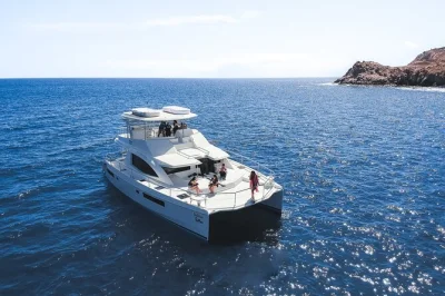 Vivi la brezza marina a cabo san lucas con una crociera in catamarano, snorkeling in due baie, pranzo con guacamole fresco e open bar illimitato. include pick-up in hotel e tutta l’attrezzatura per 