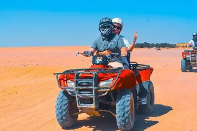 Explore o deserto de hurghada em passeios de atv, buggy e camelo, visite uma vila beduína e desfrute de um jantar sob as estrelas. transporte e guia incluídos.