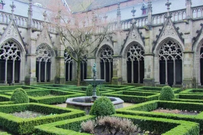 Feel utrecht’s rhythm on a 2-hour city walk, hear local stories by the dom tower, meet miffy, and get tips from your guide. includes english-speaking guide.