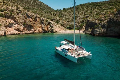 Navegue pela costa de nafplio em um catamarã semi-privado, nade nas ilhas romvi e daskalio, aproveite vinhos gregos e petiscos locais com um skipper amigável e saída fácil do porto.
