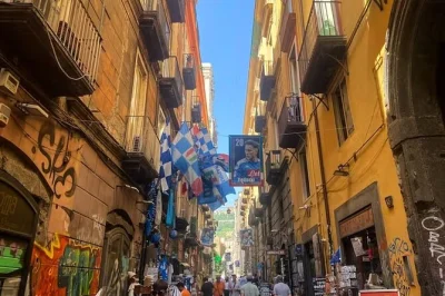 Découvrez naples en petit groupe : plongez sous la ville, flânez sur spaccanapoli et échangez avec les locaux. billets et visite guidée inclus.