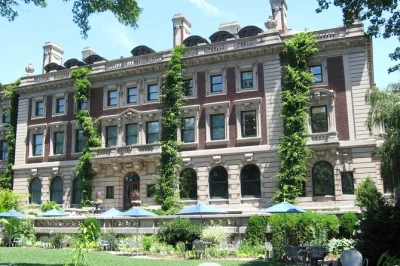 Erlebe new yorks gilded age bei einer privaten tour auf der fifth avenue mit lokalem guide. entdecke prächtige villen, the met und central park – flexible startzeiten inklusive.