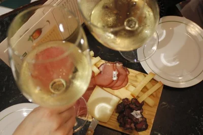 Scopri porto con una guida locale, assaggiando baccalà, vini tipici e dolci tradizionali. degustazioni incluse, porta solo appetito e voglia di esplorare.