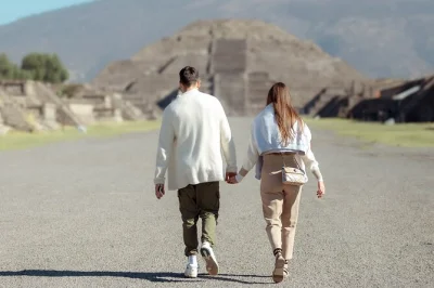 Scopri teotihuacan prima della folla, passeggia tra le piramidi in tranquillità e ascolta le storie di una guida esperta. include ritiro mattutino, snack e ritorno comodo a città del messico.