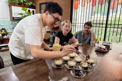 Descubre las tradiciones del café en hanoi: prueba café con huevo, sal y coco, aprende con un barista local y disfruta preparando tu propia taza con recogida en el barrio antiguo.