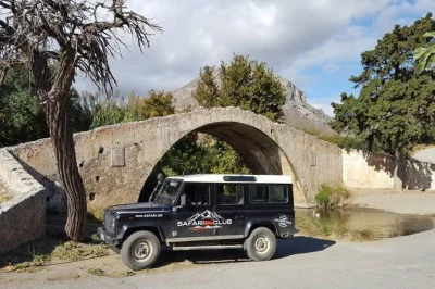 Scopri il lato selvaggio di creta con un safari in land rover da rethymno: esplora la gola di kourtaliotiko, nuota a preveli palm beach e gusta un pranzo cretese con vino locale. incluso il trasferime