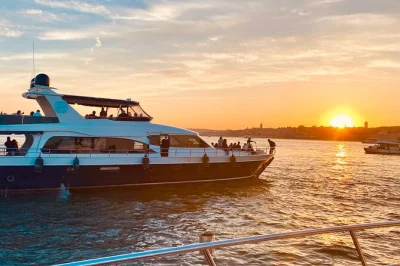 Disfruta del atardecer en estambul desde un crucero por el bósforo, con vistas a la torre de la doncella y el palacio dolmabahce, mientras saboreas snacks y bebidas a bordo.