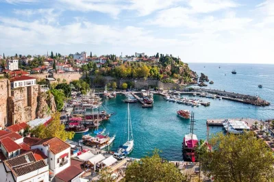 Siente la frescura de la cascada düden, recorre las calles del casco antiguo de antalya, navega desde la marina de kaleici y disfruta un almuerzo turco con guía y recogida en hotel.