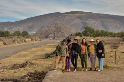 Teotihuacan, le piramidi e il ristorante in grotta la gruta: visita all’alba con guida esperta, biglietti inclusi e trasferimento da città del messico.