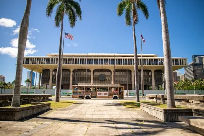 Erlebe die waikiki trolley red line durch honolulu – von iolani palace bis punchbowl crater. unbegrenztes ein- und aussteigen, barrierefrei und entspannt unterwegs.