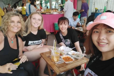 Explore a catedral de notre dame de saigon, o correio central e cholon em um tour privado de moto com guias locais. inclui comidas de rua e bebidas.