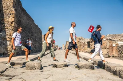 Descubre las calles antiguas de pompeya en una excursión guiada desde sorrento. entrada anticipada, acceso sin colas, guía experto y transporte de regreso incluido.