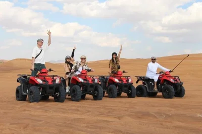 Vivez l’aventure dans les dunes rouges de dubaï avec quad, balade à dos de chameau et sandboard. transfert hôtel, photos avec faucon et dîner bbq vip au camp inclus.