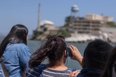 Erlebe die san francisco bay bei einer bootstour, segle unter der golden gate bridge, umrunde alcatraz, entdecke seelöwen und genieße flexible tickets mit audioguide.