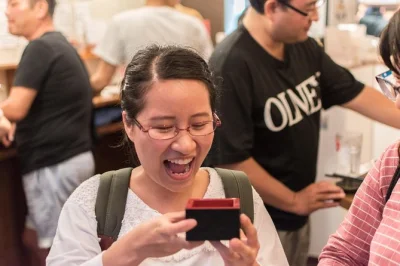 Scopri il sake raro a shinjuku con un sommelier di tokyo, assaggia oltre 8 tipi e abbina snack giapponesi. degustazione guidata, tutte le bevande incluse e atmosfera intima.