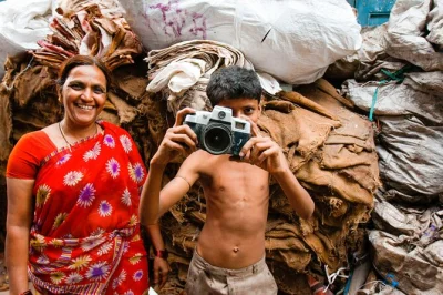 Explore dharavi em mumbai com um tour a pé guiado por oficinas, ruas da cerâmica e vistas do alto. grupos pequenos, abordagem ética e apoio a projetos locais.