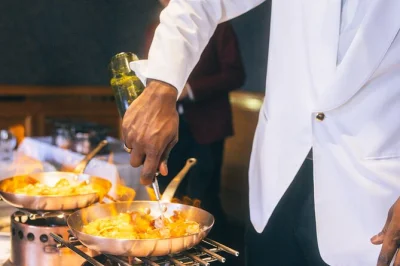 Scopri i sapori di old quebec con un tour guidato tra cibo gourmet e vini abbinati. passeggia per le vie storiche, prendi il funicolare e ascolta storie locali. degustazioni incluse.