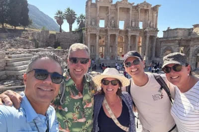 Descubre Éfeso con guía local, pasea por sus calles de mármol, evita las filas y disfruta un auténtico almuerzo turco. incluye recogida en kuşadası.