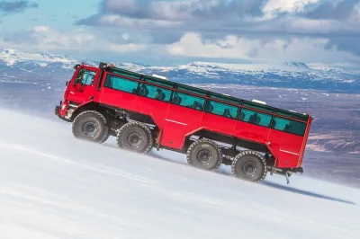 Scopri il ghiacciaio langjökull in islanda a bordo di un monster truck, gusta una cioccolata calda al café sul ghiaccio, assaggia i kleinur e divertiti con slittino o golf sul ghiaccio. partenza da 