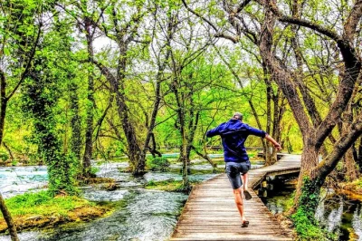 Vivi la freschezza delle cascate di krka, passeggia su passerelle di legno e fai il bagno vicino a skradin. include trasferimento da spalato, guida locale, wifi e tempo per nuotare al fiume.