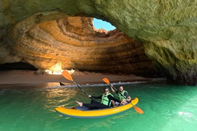 Disfruta un tour en kayak desde la playa de carvalho hasta la cueva de benagil con guías locales, grupos reducidos y fotos 4k gratis—todo el equipo incluido y muchas historias.