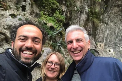 Quittez naples et longez la côte sinueuse jusqu’à positano en voiture privée avec un chauffeur local, confort porte-à-porte et prise en charge flexible à l’aéroport ou à la gare.