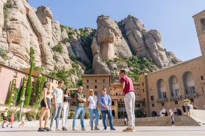 Descubre montserrat con un tour guiado por el monasterio, acceso temprano a la moreneta y tiempo libre para explorar a tu ritmo—incluye ida y vuelta desde barcelona.