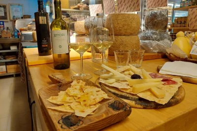 Sigue el aroma del pan recién horneado por las calles de cagliari, prueba dulces típicos sardos, disfruta de una comida completa con vino y termina con un espresso incluido.