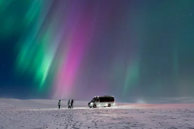 Sinta a emoção de caçar a aurora boreal na islândia em grupo pequeno, com chocolate quente, doces típicos e guias especialistas. inclui traslado e fotos profissionais.