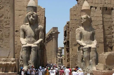 Descubre las tumbas antiguas de luxor, recorre los pasillos de karnak y disfruta un almuerzo con tu guía egiptólogo. incluye recogida en hotel, entradas y transporte privado.
