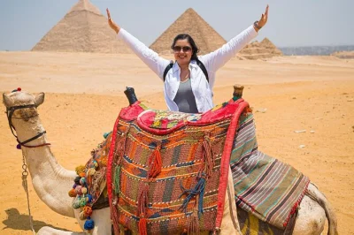 Scopri le piramidi di giza, cavalca un cammello tra le antiche pietre, entra nella piramide di menkaure e gusta un pranzo vip con vista. include pick-up e guida egittologa esperta.