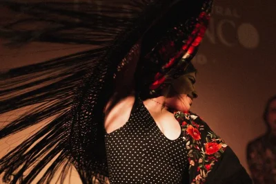 Siente la energía auténtica del flamenco en el centro cultural flamenco de madrid, en una sala pequeña de 54 asientos, sin micrófonos—solo música y baile en vivo. incluye entrada.