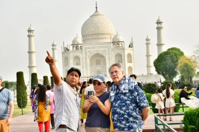 Acorde com o taj mahal ao amanhecer, explore o forte amber em jaipur e atravesse o caos de old delhi de riquixá — tudo com carro privado, guias locais e transfer do hotel.