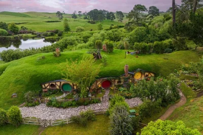 Erlebe hobbiton mit echten hobbit-höhlen, gleite durch die waitomo glühwürmchen-höhlen und genieße ein typisch neuseeländisches mittagessen. inklusive hoteltransfer und eintritt.
