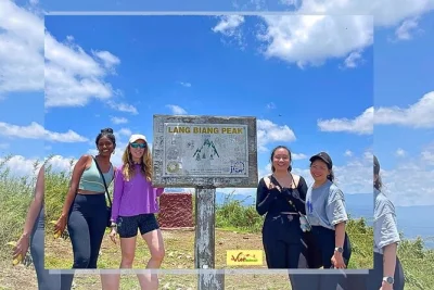 Scopri il passaggio dalle pinete alla giungla con un trekking guidato sul monte langbian vicino da lat, con avvistamento animali, pranzo al sacco e comodo pick-up in hotel incluso.