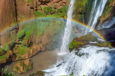 Descubre las cascadas de ouzoud, pasea entre olivares y disfruta un almuerzo con vistas increíbles. incluye recogida y regreso al hotel en marrakech para un día sin preocupaciones.